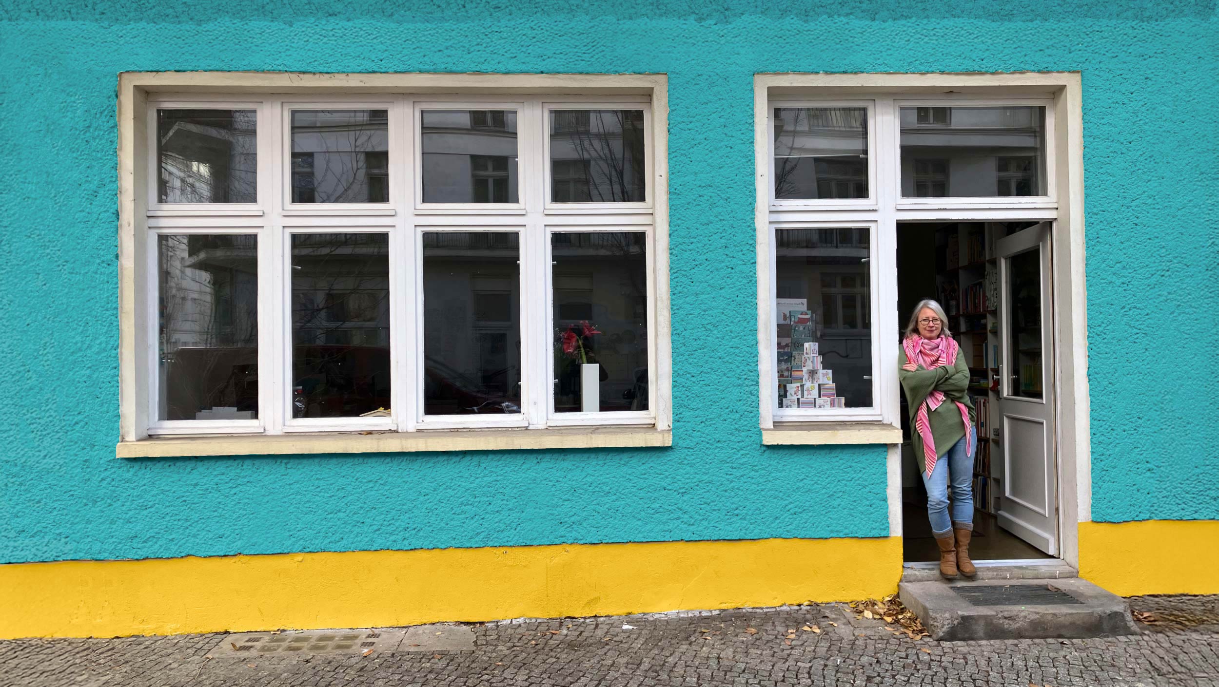 Katharina Bußhoff vor ihrem Atelier